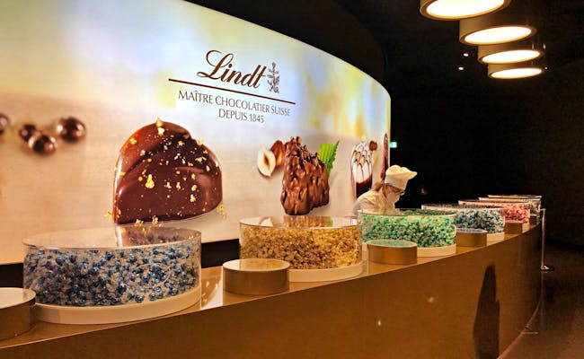 Lindt Schokolade: Schokoladendegustation im Lindt Home of Chocolate mit bunten Pralinen und Feingebäck.