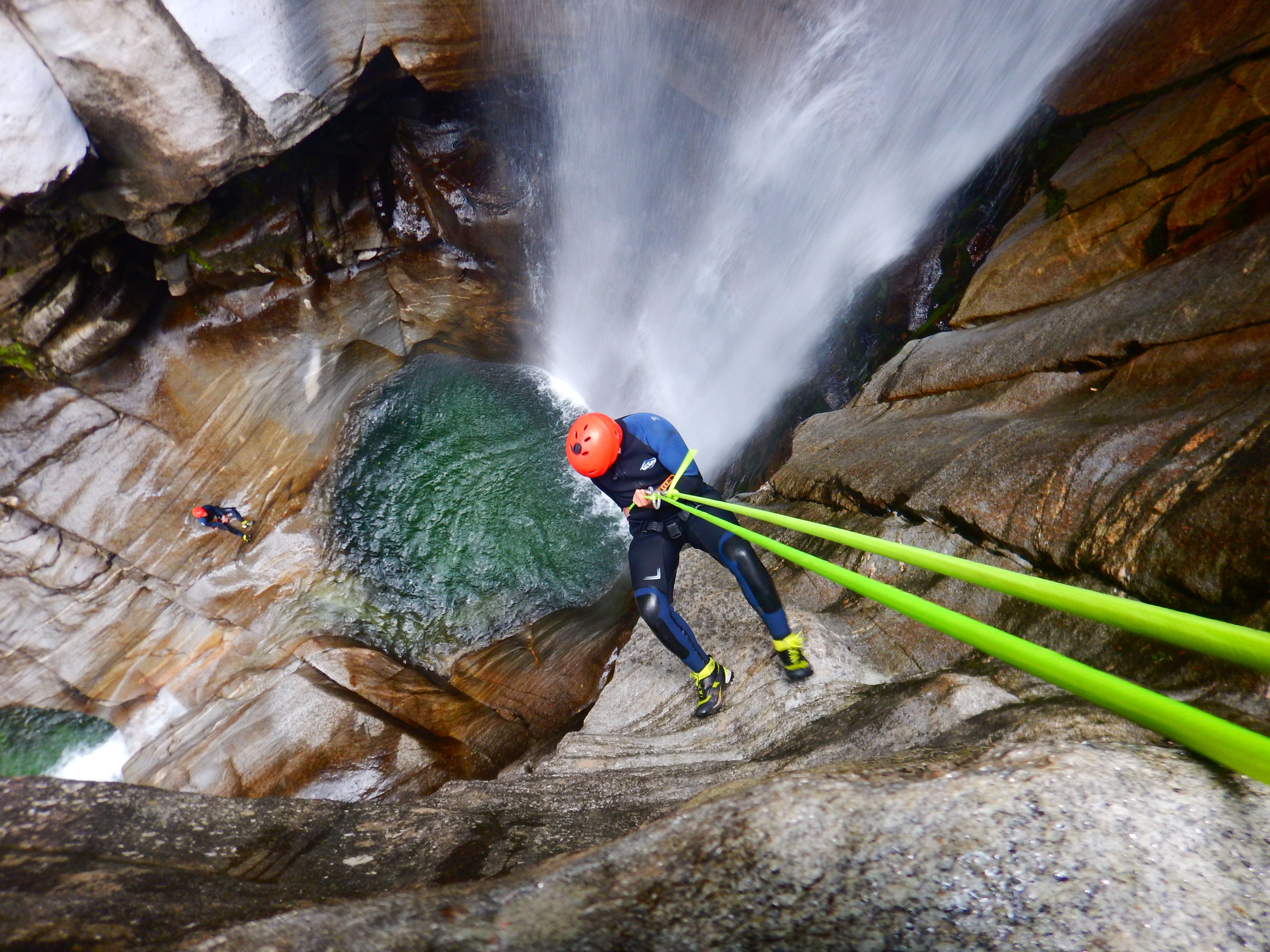 इरागना: पानी और चट्टानों से घिरी रोमांचक घाटी में चढ़ाई करता हुआ। समूहों के लिए परफेक्ट साहसिक यात्रा!