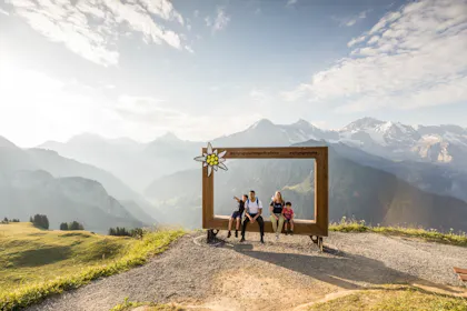 Jungfrau: Familie posiert vor dem spektakulaeren Bergpanorama auf der Schynige Platte.