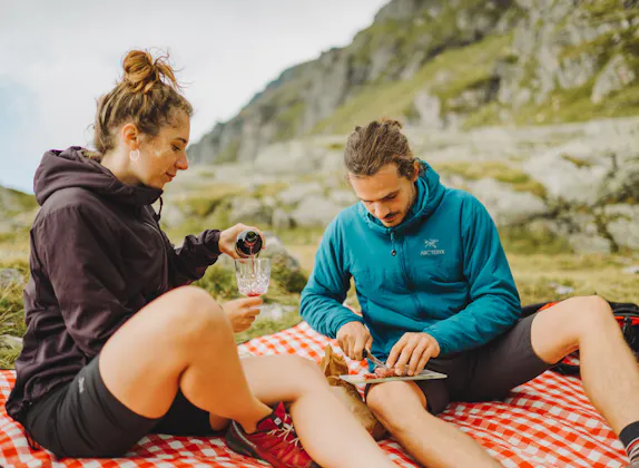 การเดินป่าพร้อมชิมอาหาร: พิกนิกกับขนมกูร์เมต์ระหว่างทัวร์ 5 ทะเลสาบที่พิซอล