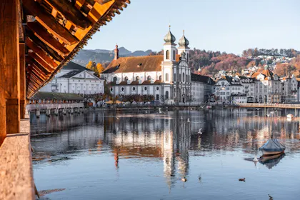 Lucerne: Blick auf die Stadt und den See mit Bergen im Hintergrund in der Schweiz.