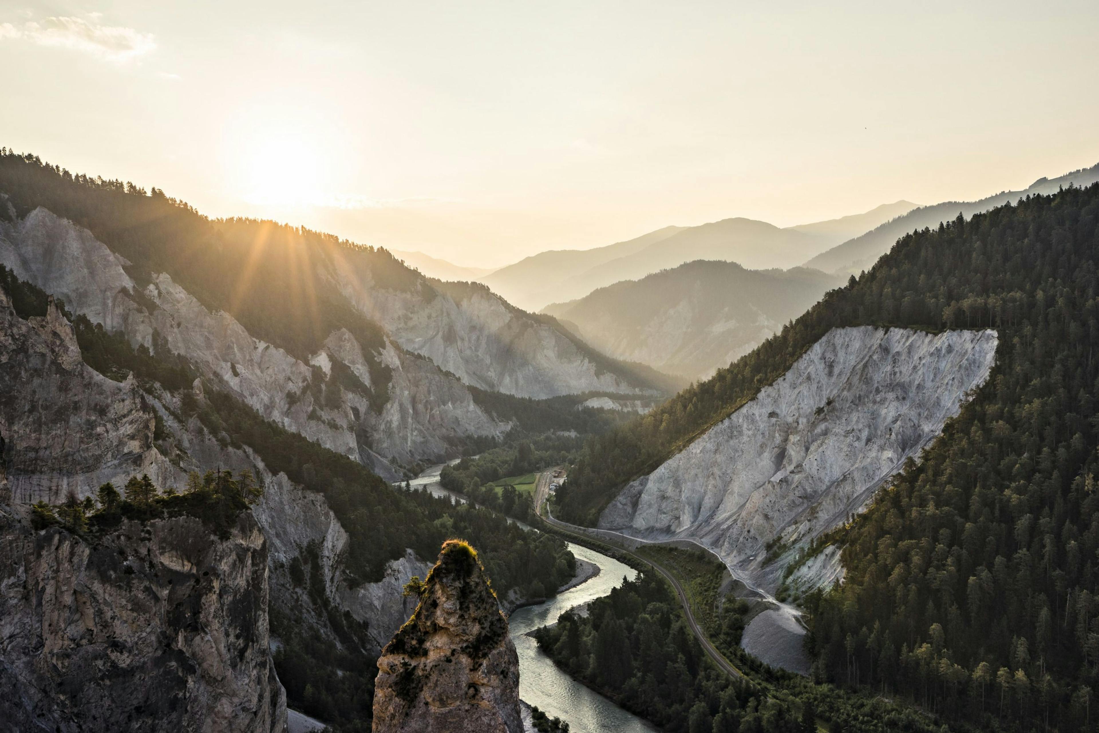 Rheinschlucht: impressionante paisagem de desfiladeiro com rio e montanhas na Suíça no verão.