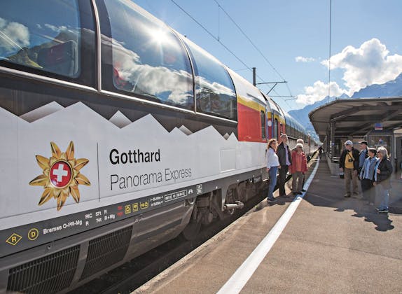 Gotthard Panorama Express: Viaje escénico en un tren histórico a través del impresionante paisaje de Suiza.