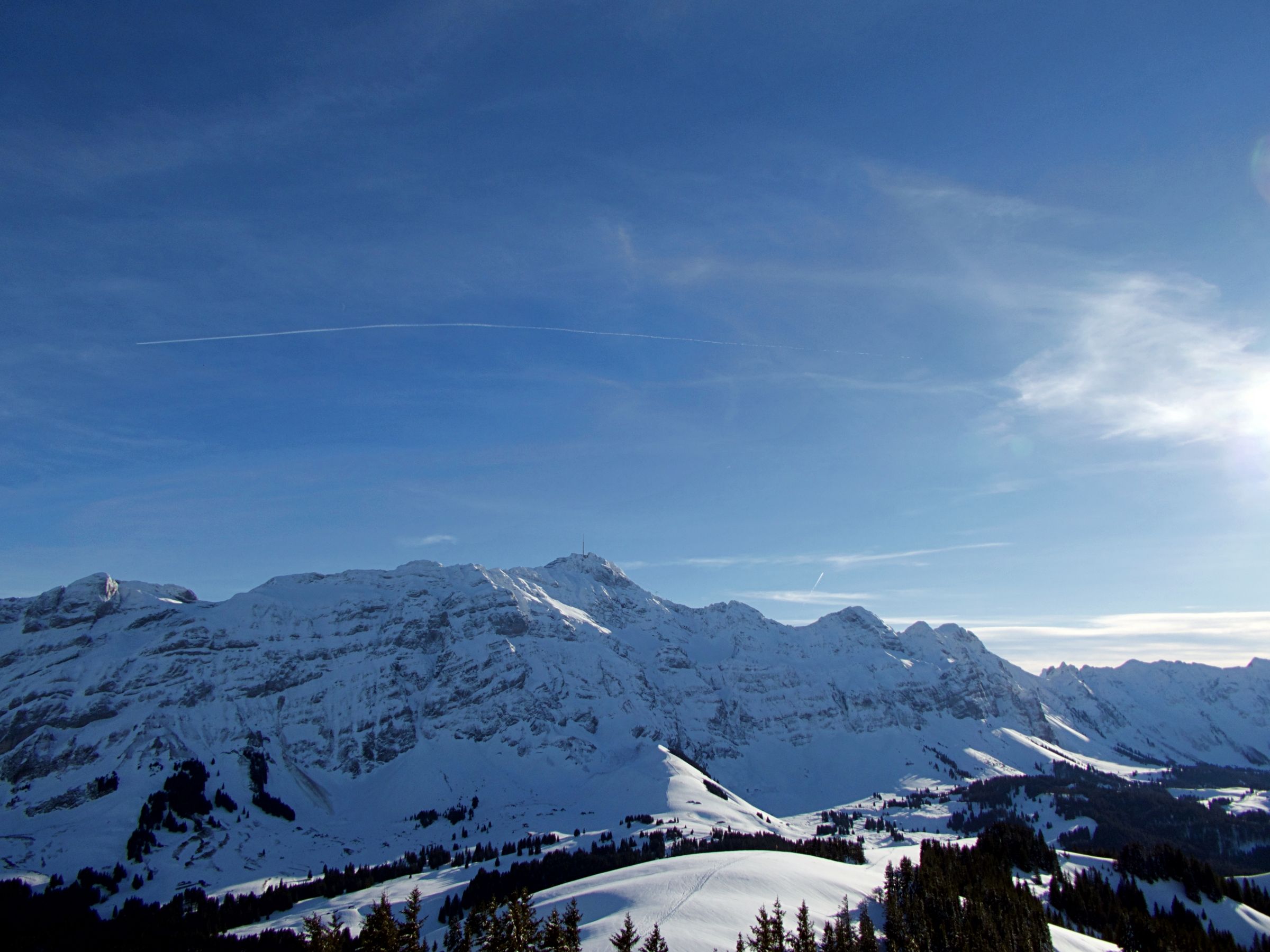 Сентіс в Альпштайні, засніжені гори, блакитне небо