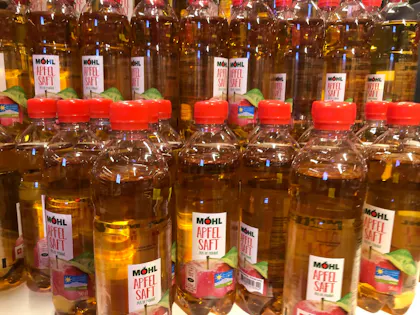 Möhl Apfelsaft Flaschen im Supermarkt-Regal