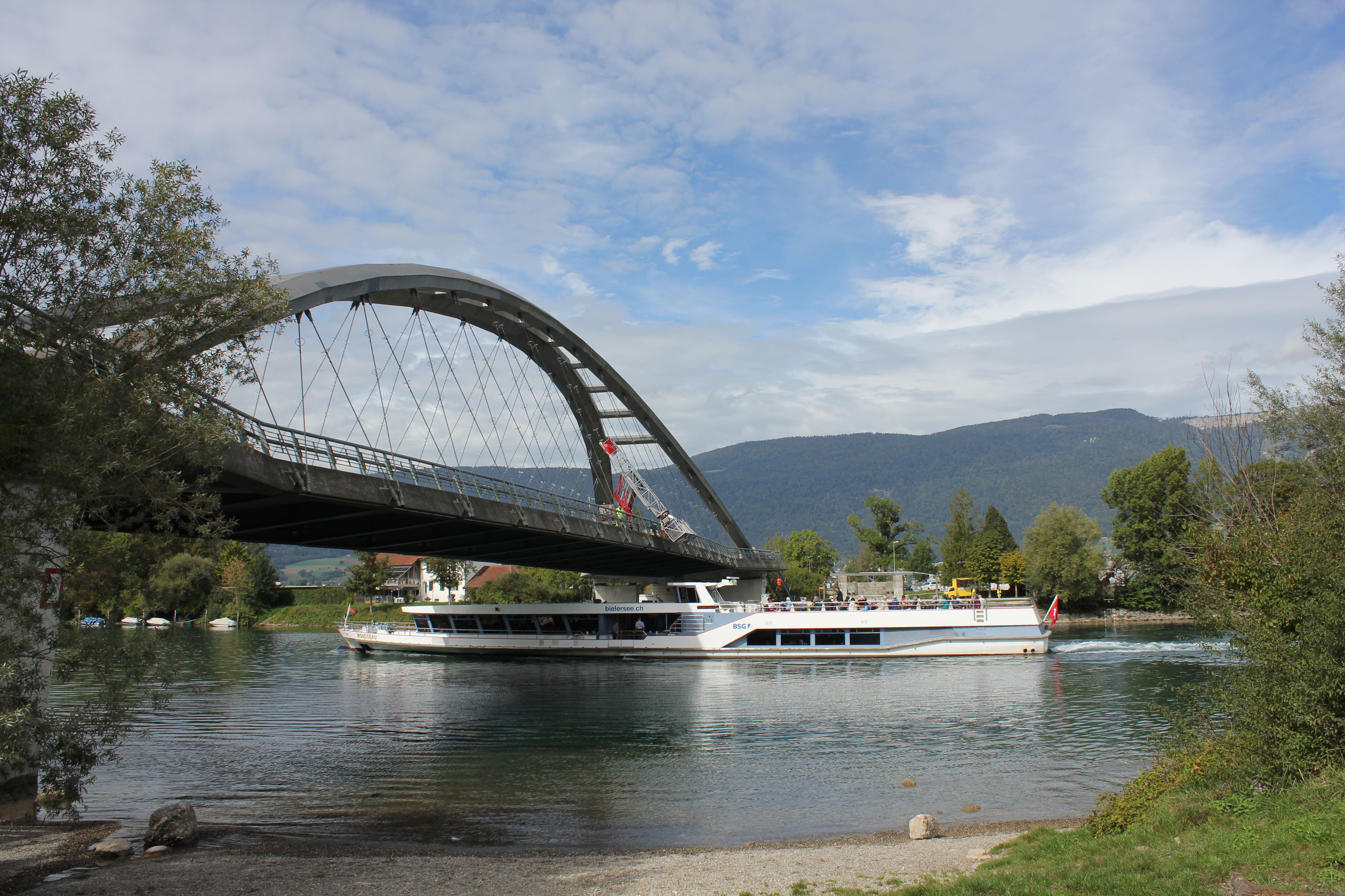Soloturno: Aareschiff sull'acqua con un'impressionante ponte sullo sfondo e un ambiente romantico.