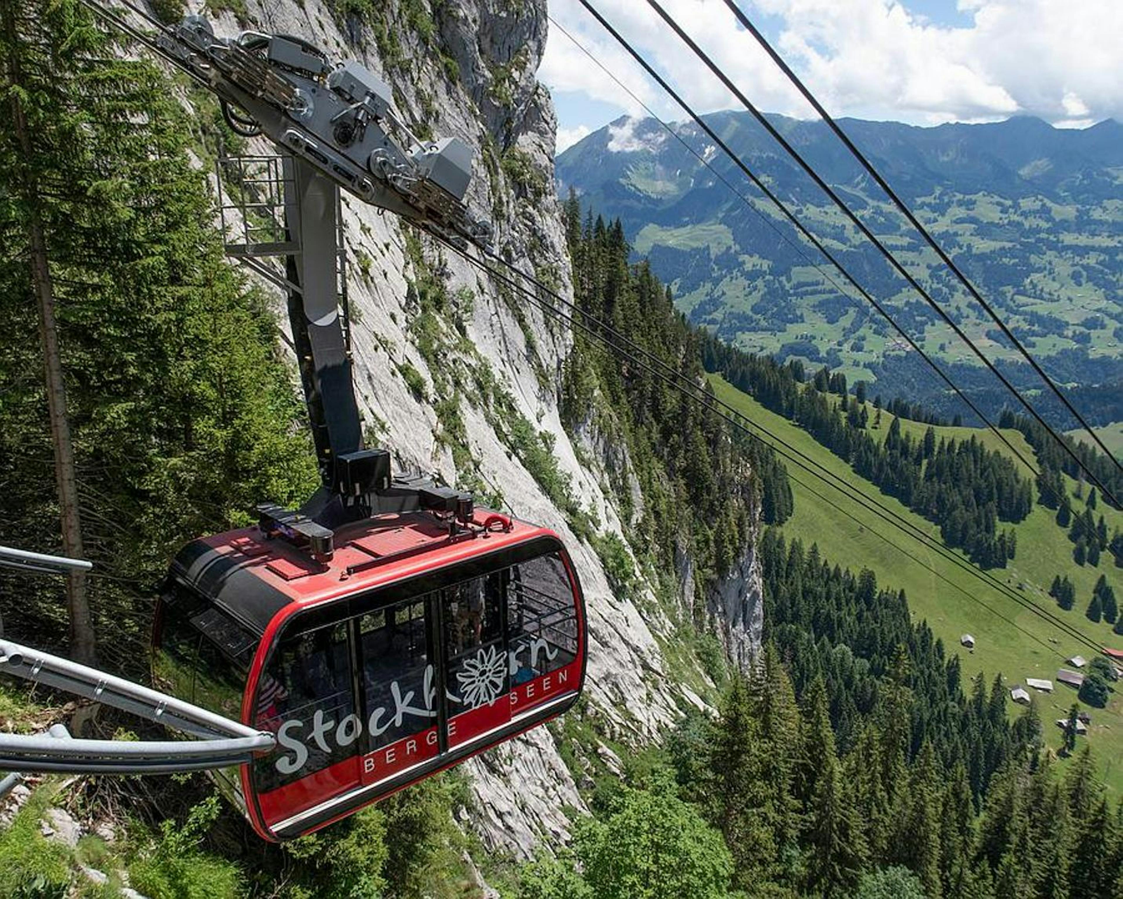 Stockhorn : impressionnante remontée mécanique vers le sommet au cœur de la nature suisse.