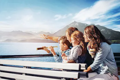 Familie auf einem Schiff beobachtet Landschaft und Wasser. Herbstferien 2023.