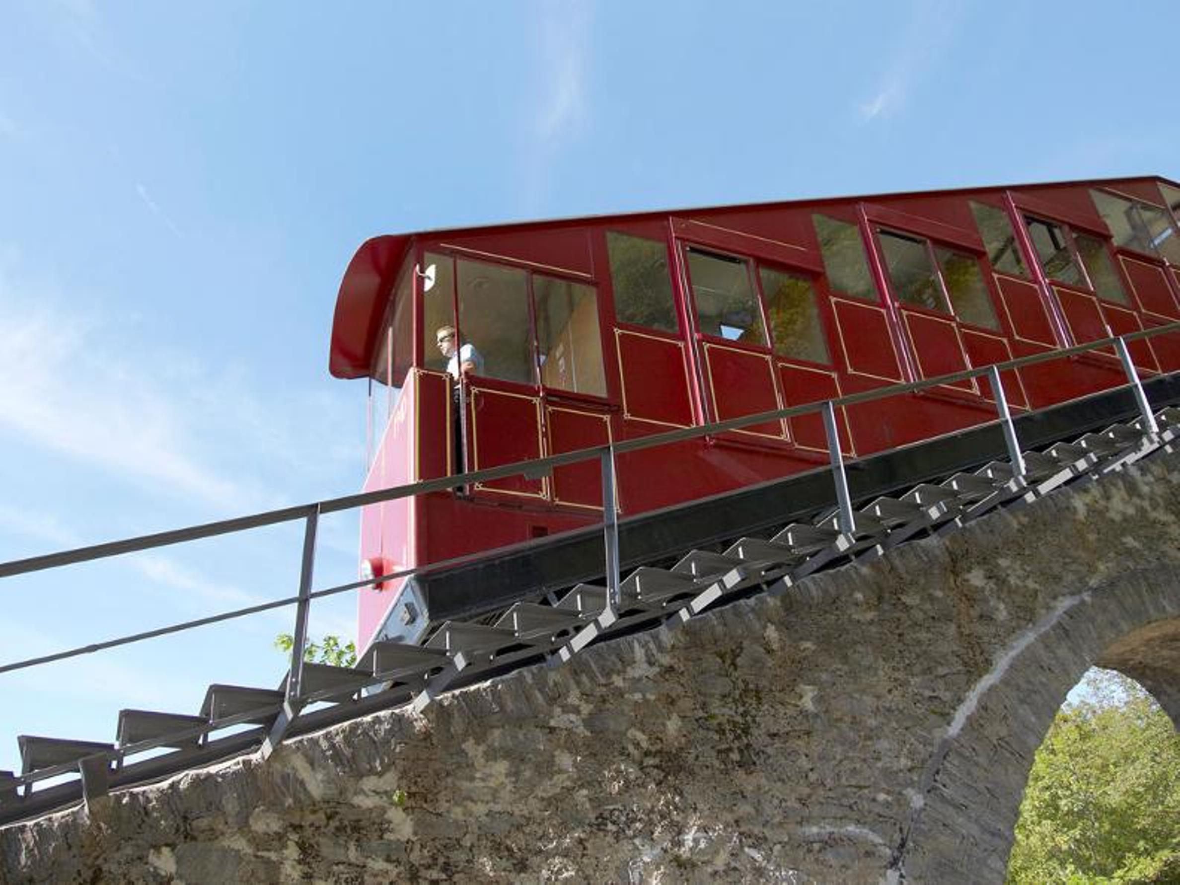 मोन्टे ब्रे खड़ी रेल तस्सीन में एक पुल के ऊपर से गुजरती है।