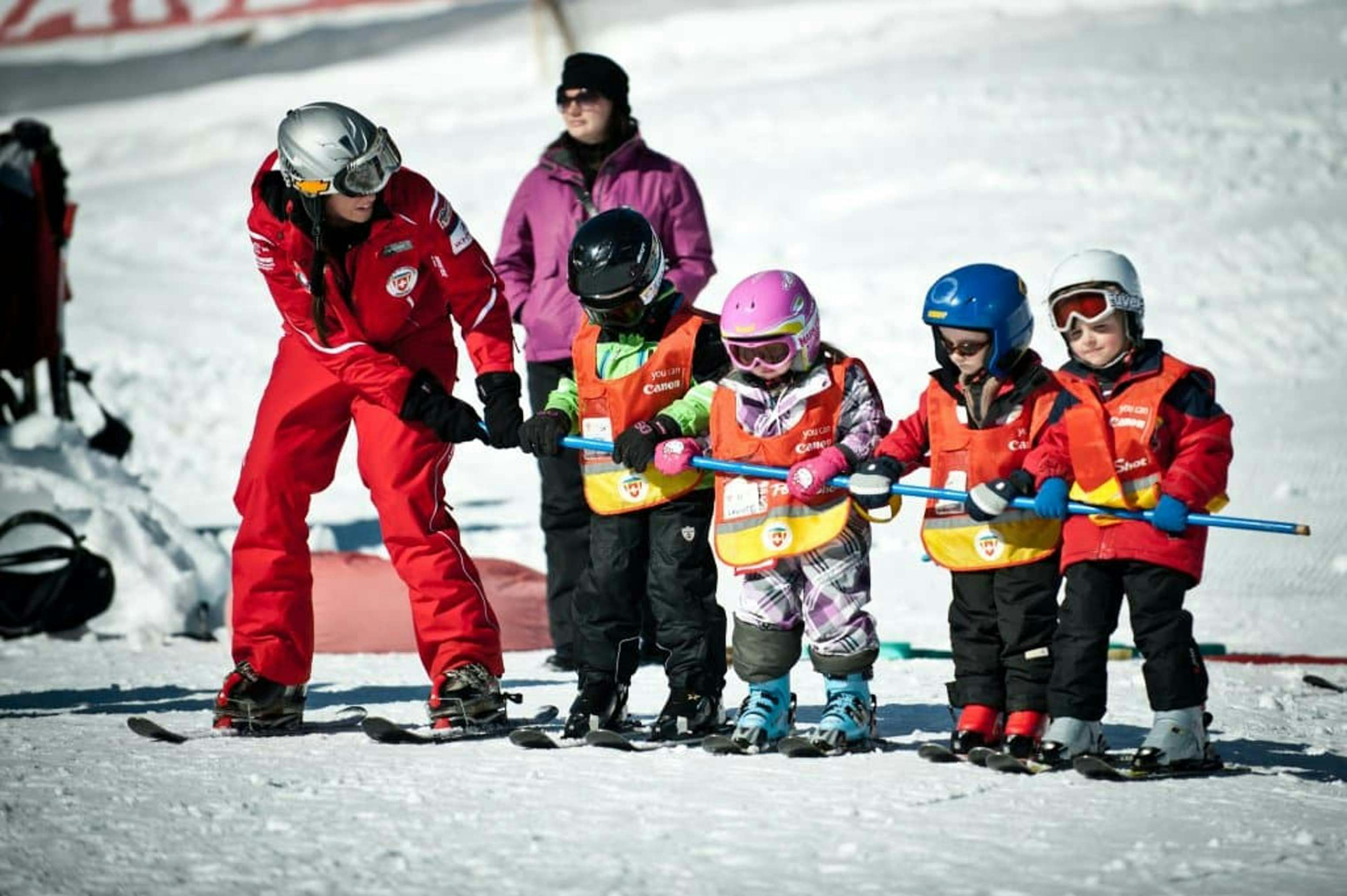 Bambini che sciano