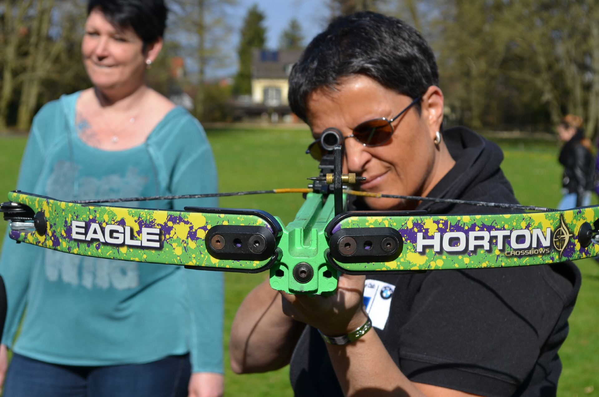 Стрельба из арбалета в Швейцарии, человек прицеливается с помощью арбалета, весенняя погода