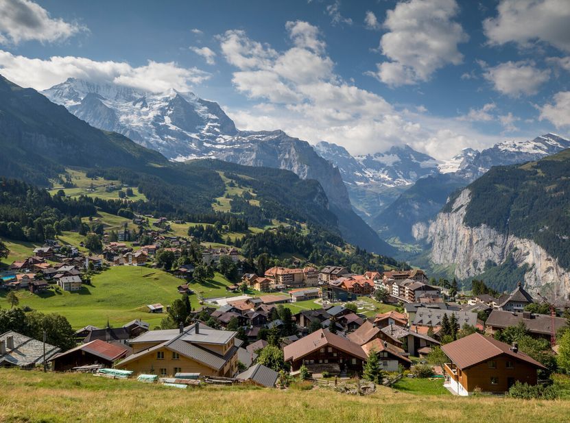 Wengen - Widok na Alpy z górami, zielonymi łąkami i chmurami