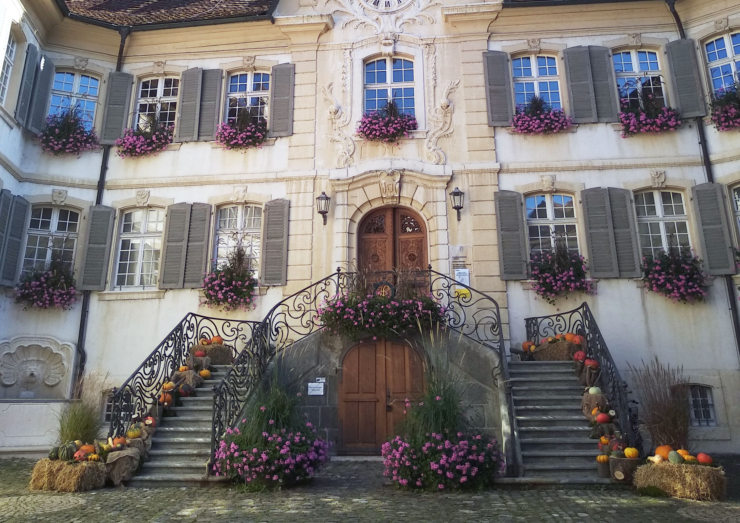 Μονοπάτι Μυστικό Πορεντρουά: Ιστορικά κτίρια με ανθισμένα λουλούδια και φθινοπωρινή διακόσμηση, ιδανικό για λάτρεις του πολιτισμού.