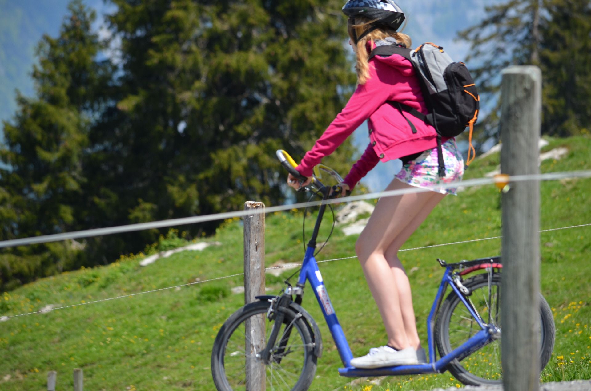 Trottiplausch Schweiz: Frau fährt mit Trottinett auf Wiese