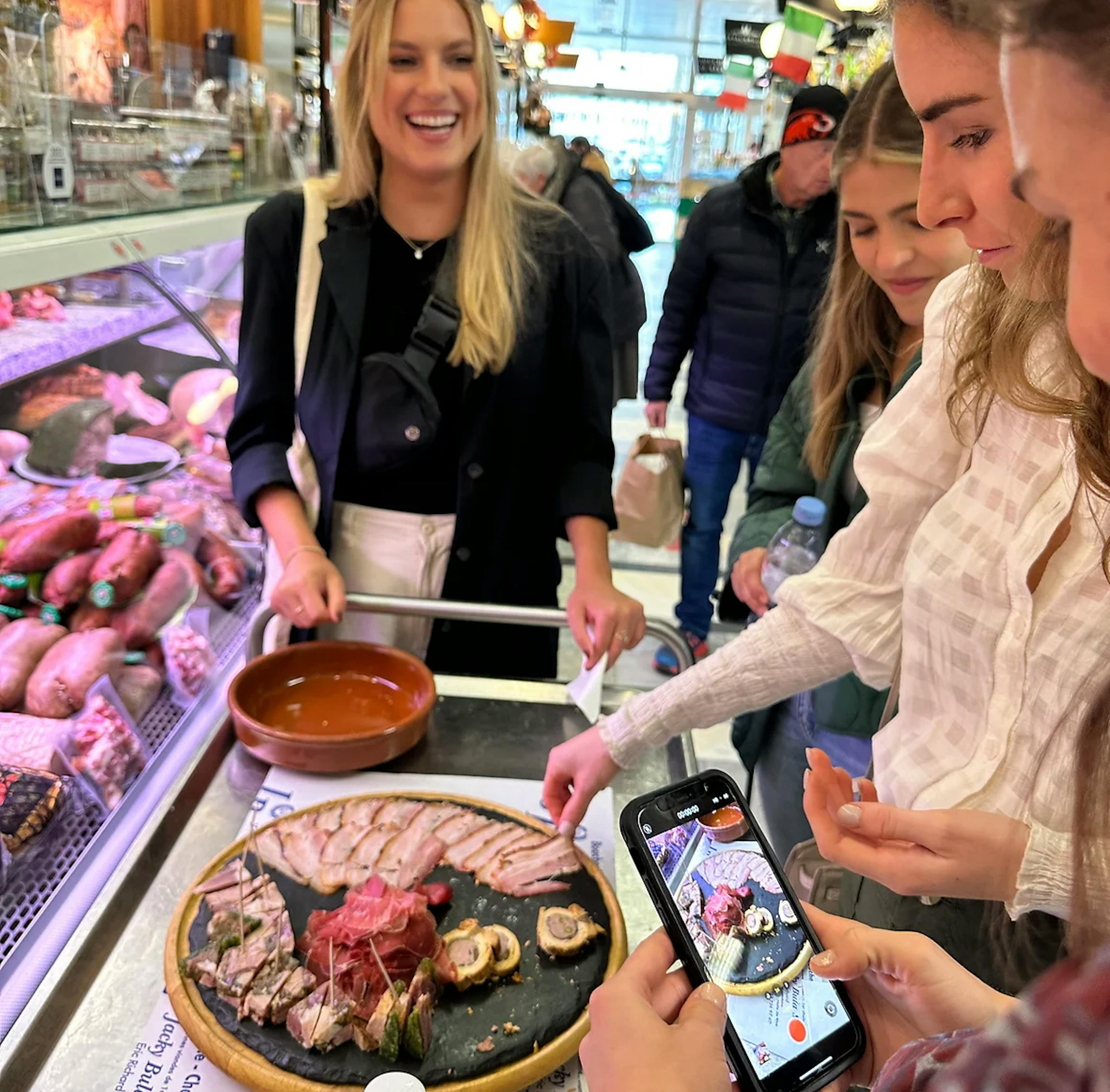 eat and chill tour: köstliche lebensmittel auf einem markt, menschen geniessen das essen
