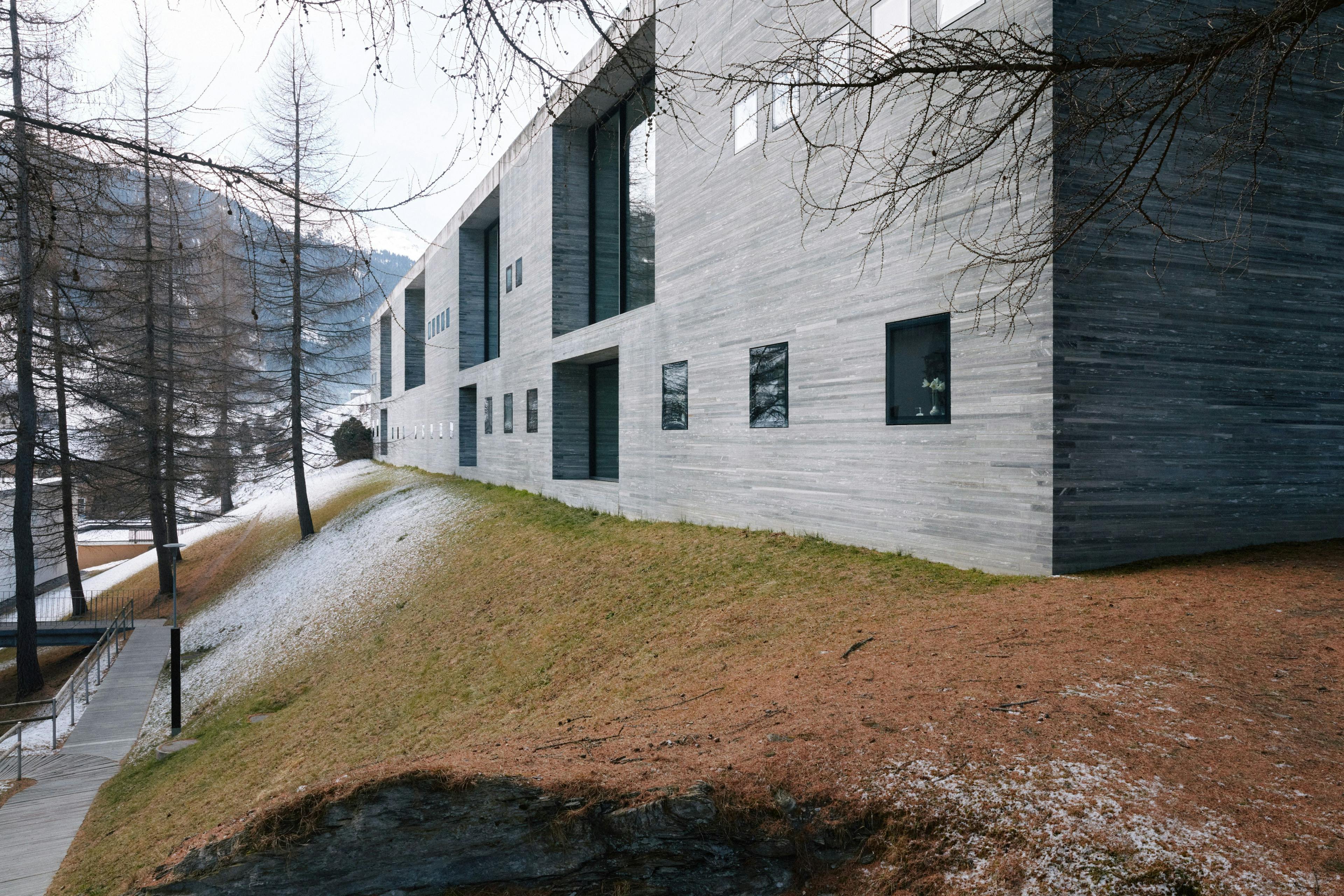 Therme Vals: arquitetura moderna na natureza da Suíça, rodeada por montanhas no inverno.