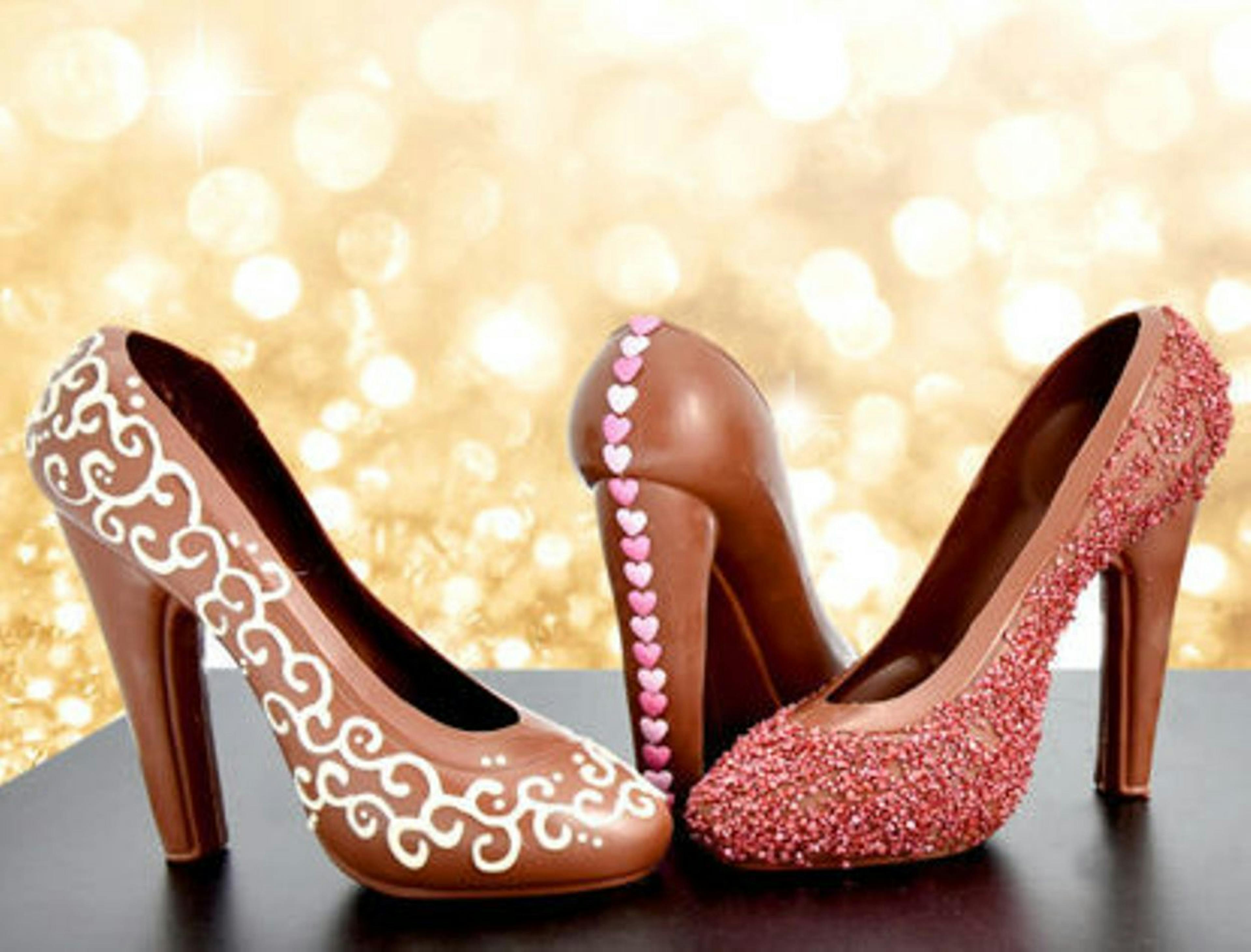 Schokoladenhochzeitsschuhe mit glitzernden Details in Lüneburg