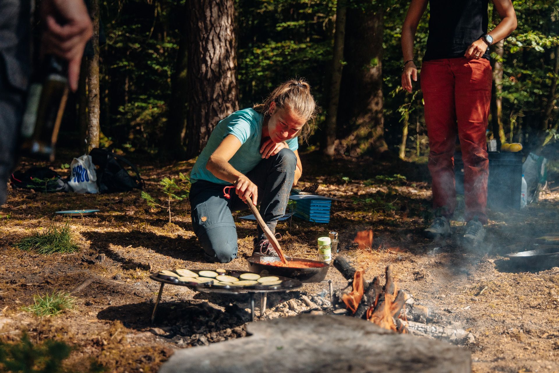 Kompor Api: Masak di alam terbuka, rasakan keindahan alam dan kebersamaan saat camping. Kenikmatan murni!