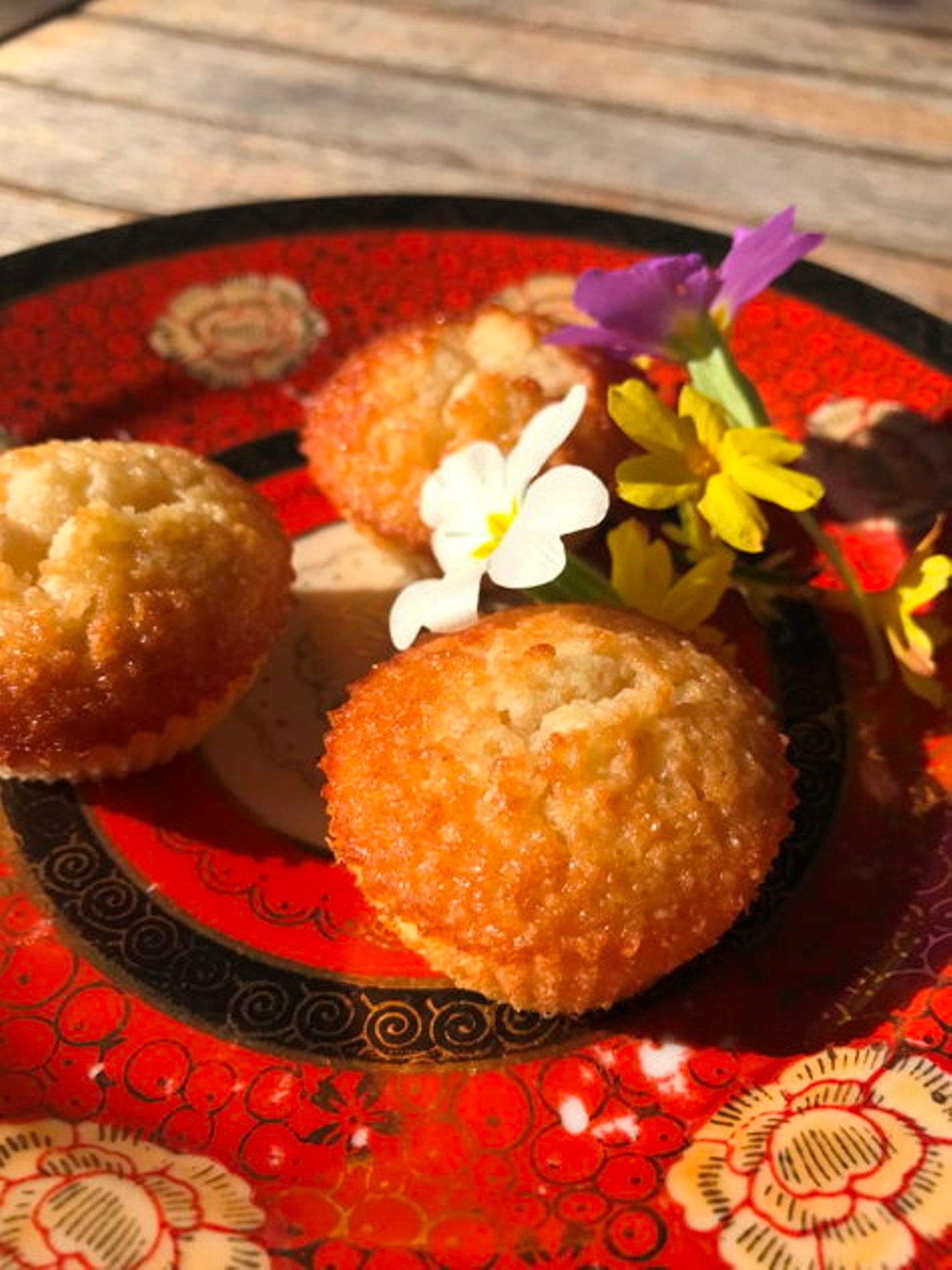 Nachmittags-Snack mit Gebaeck und Blumen in Basel