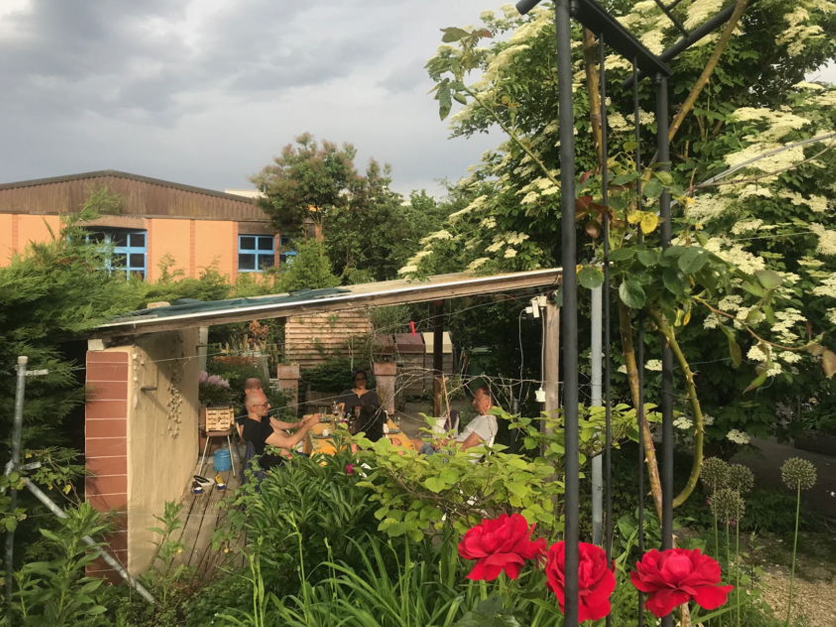 I Basel-Land kan folk nyde typisk schweizermad i haven.