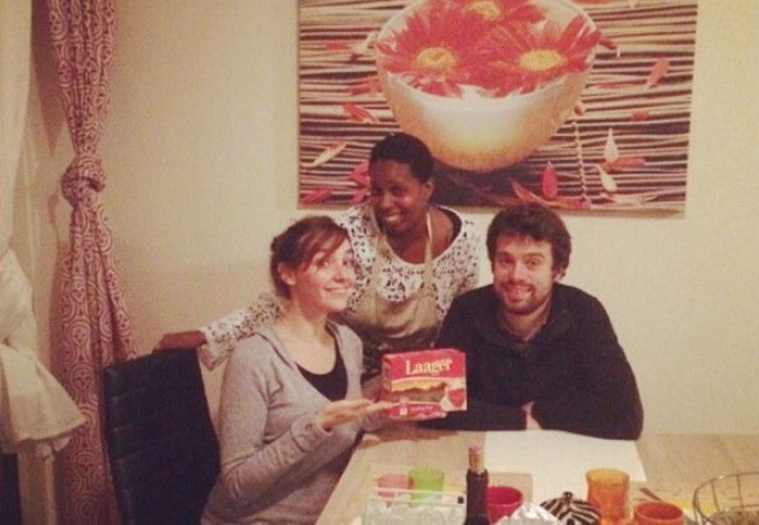 Малавийская еда подаётся тремя людьми в уютной комнате.