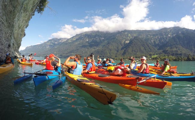 Kajaksejlads på Brienzersee med gruppeaktiviteter og bjerge.