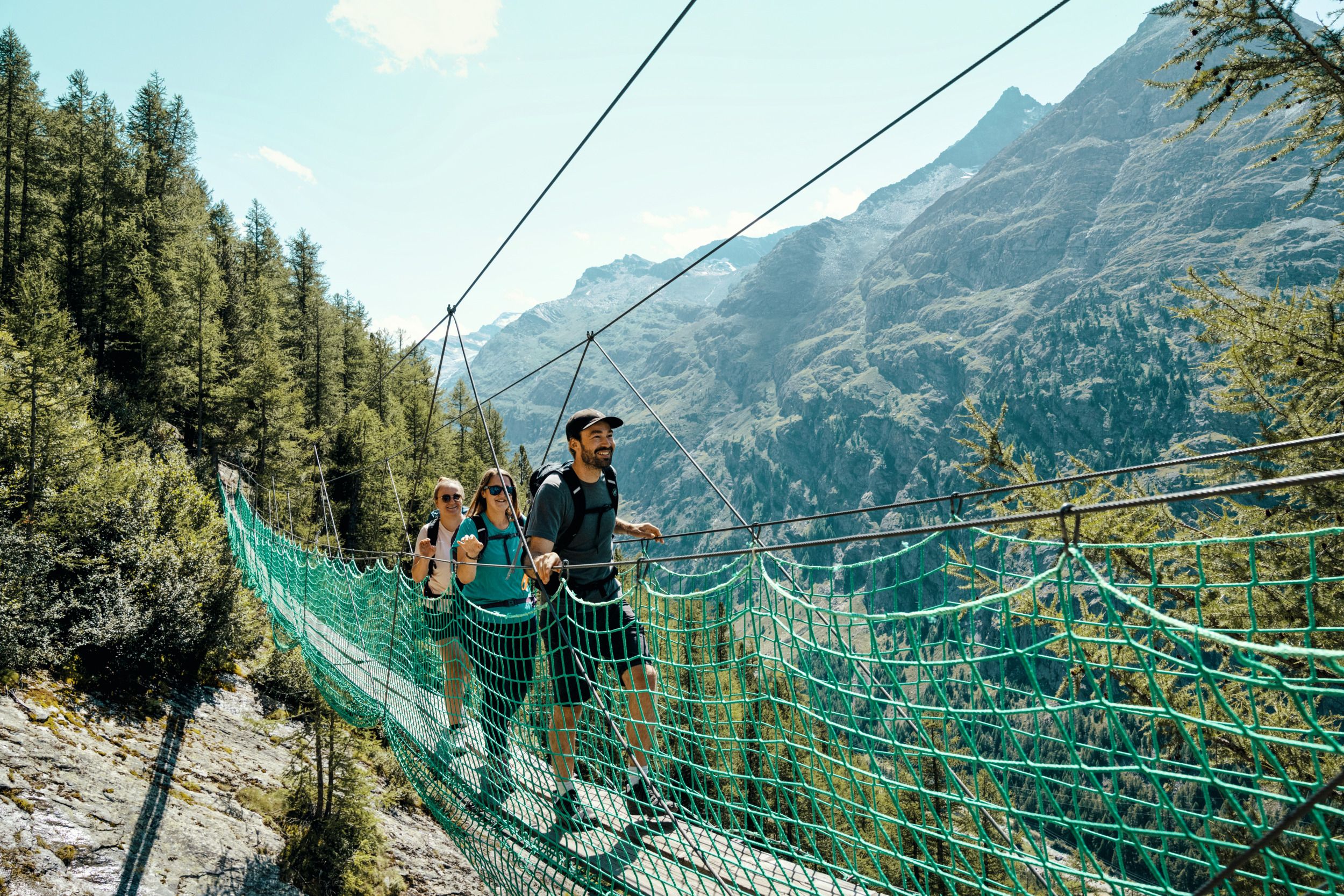 Ponte sospesa: vivi un'emozionante escursione attraverso il paesaggio montano della Svizzera.