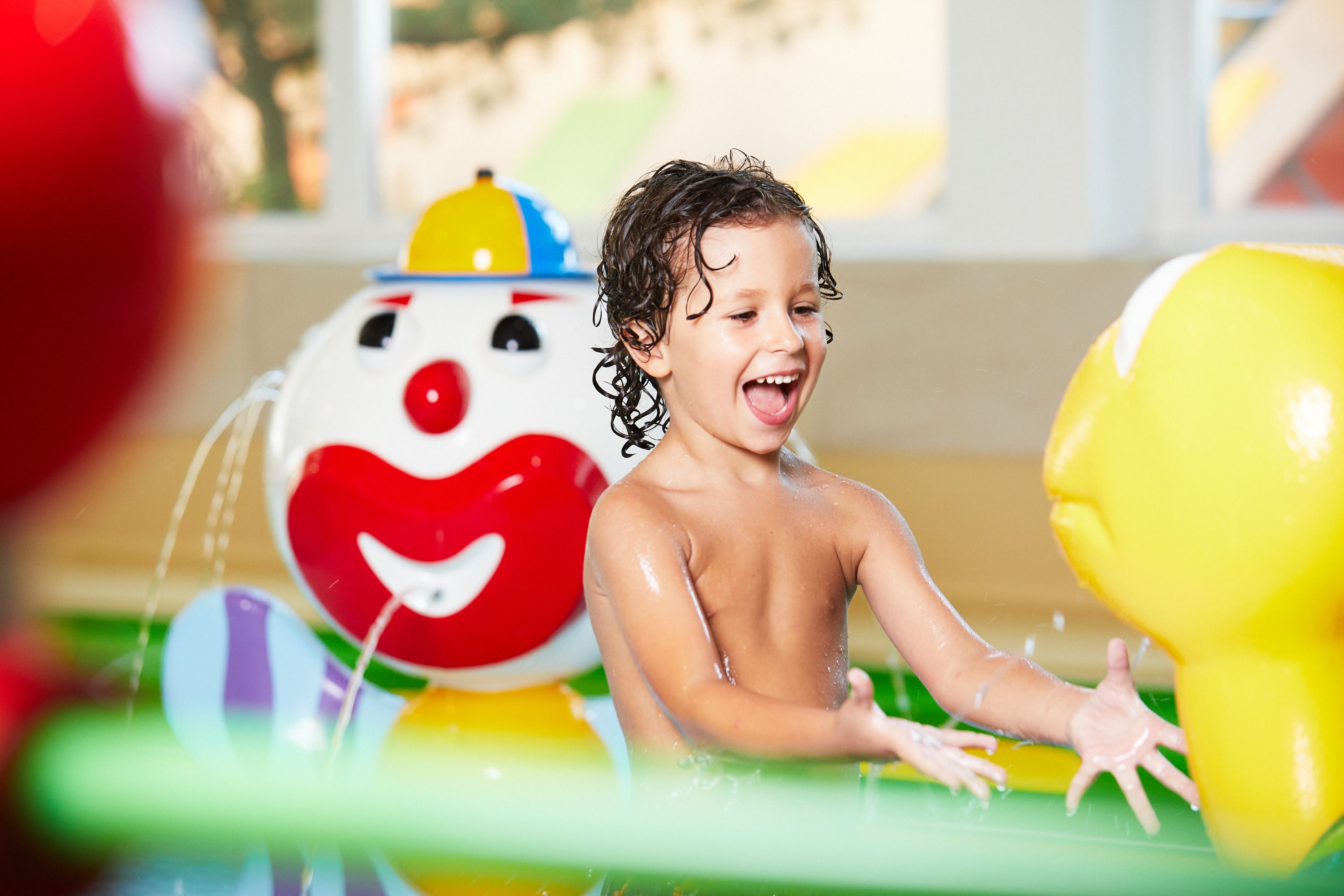 अल्पामारे में बच्चों का खेल क्षेत्र, जिसमें स्प्रिंकलिंग जल आकृतियाँ हैं।