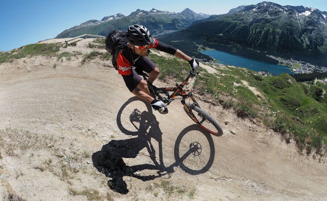 Ação de mountain bike na região alpina em dia ensolarado
