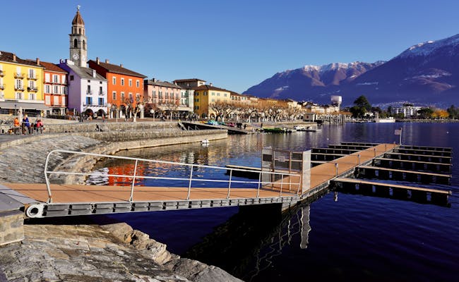Lago Maggiore: Promenade tepi pantai yang indah, rumah berwarna-warni dan permukaan air jernih di Locarno.