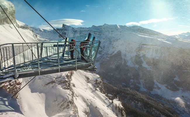 Plataforma de observación Gemmi con vistas a las montañas y la nieve, perfecta para fotografiar