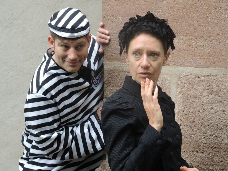 La visite théâtrale de la ville de Bâle montre le frère de prison en uniforme.