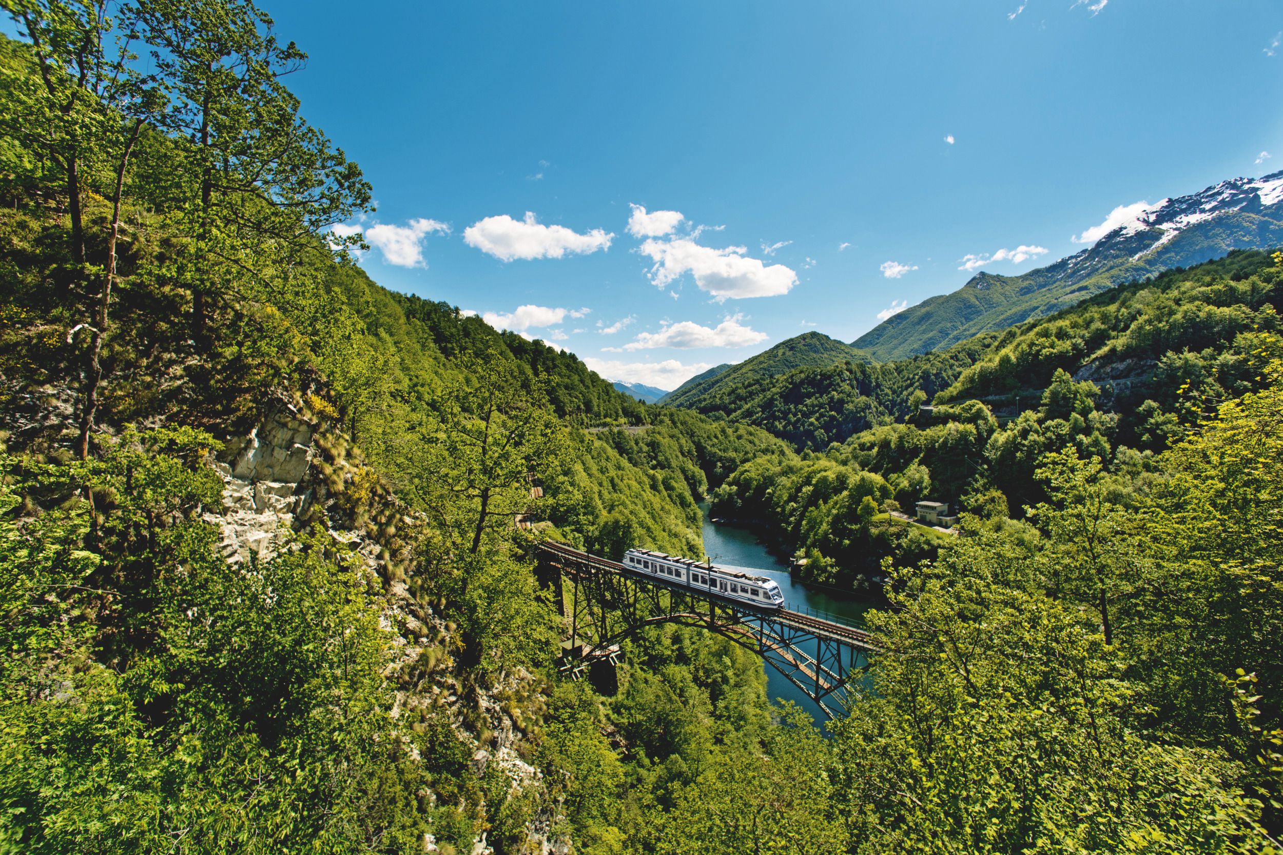 Camedo Centovalli Bahn: สัมผัสความตื่นเต้นกับการเดินทางผ่านธรรมชาติสีเขียวในหุบเขาเซนโทวาลลี