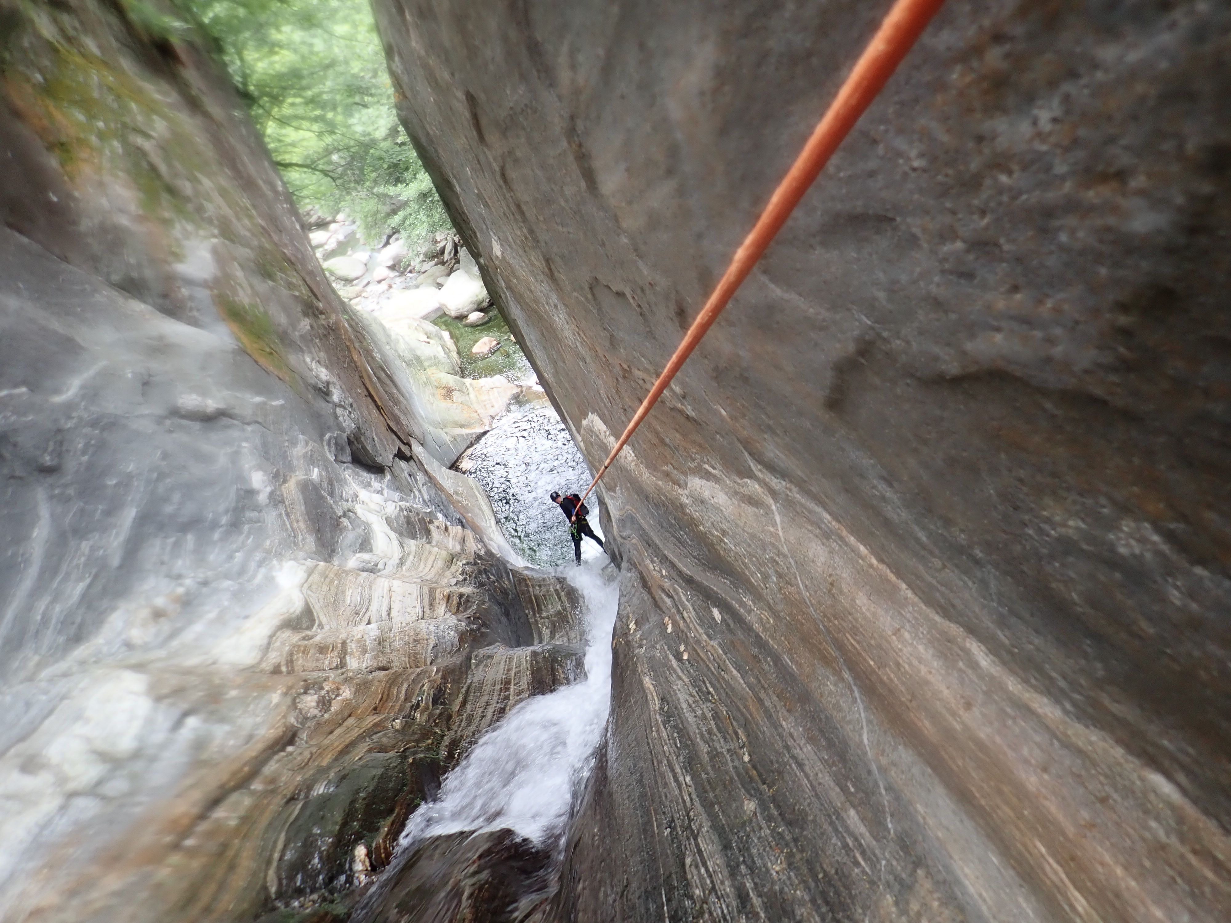 Canyoning Val Grande: Eventyr med rappel i spektakulær slugt, naturoplevelse om sommeren.