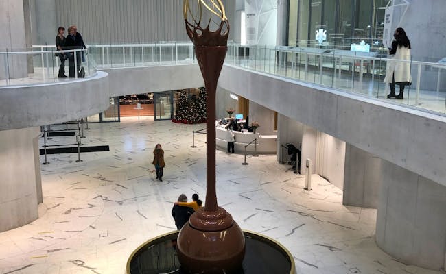 Schokoladenbrunnen in der Lindt Home of Chocolate mit beeindruckender Architektur und Schokoladengenuss.