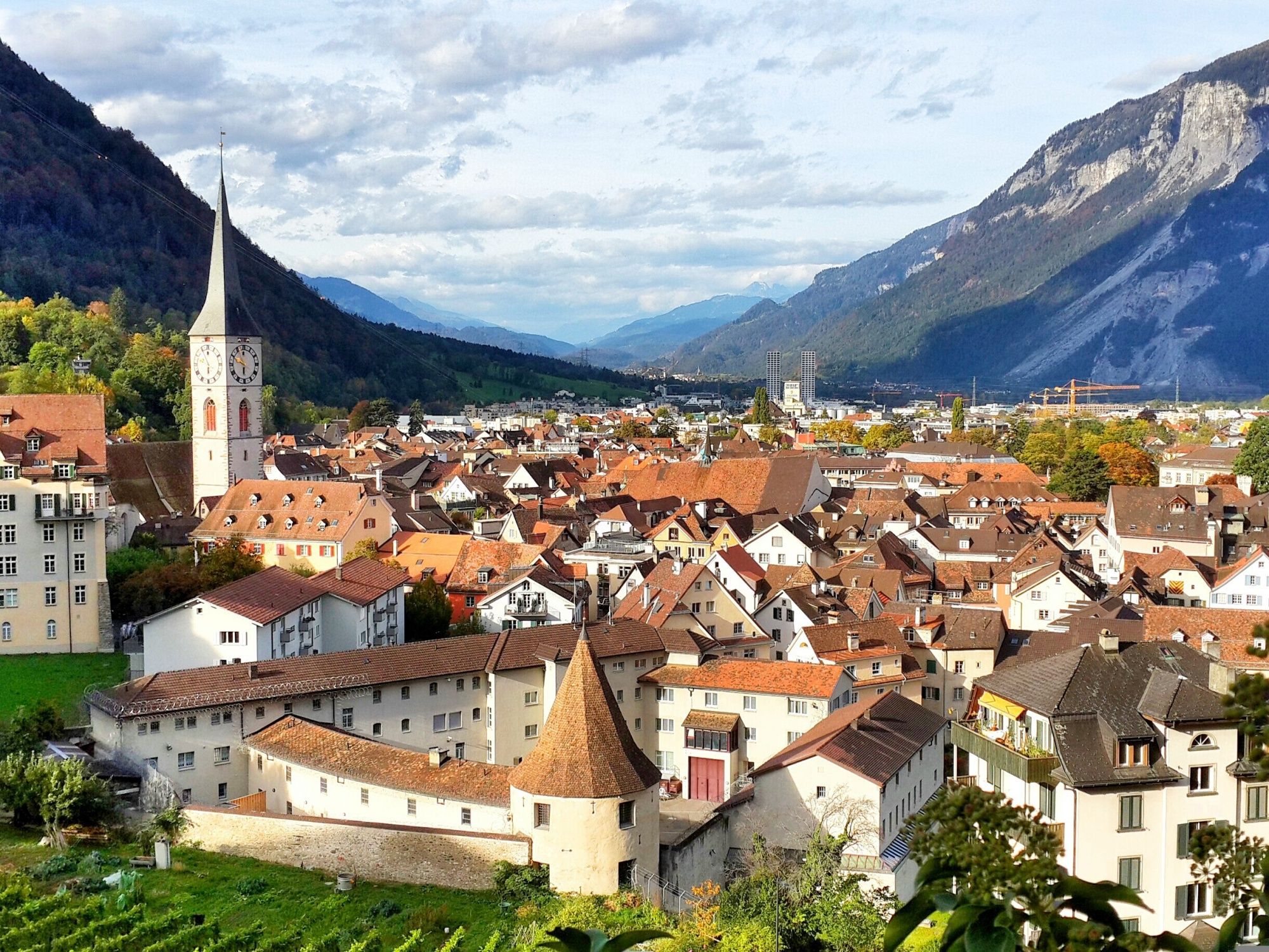 Chur: malerische Altstadt in der Mittelschweiz mit historischen Gebäuden und Bergen im Hintergrund.