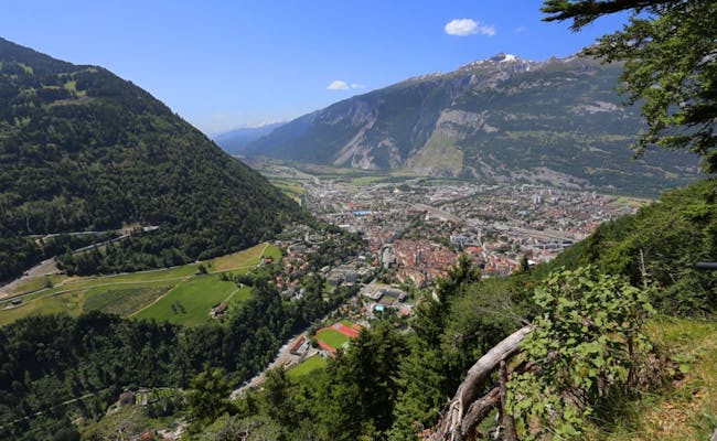 Panorama de Chur no Verão com montanhas verdes e nuvens