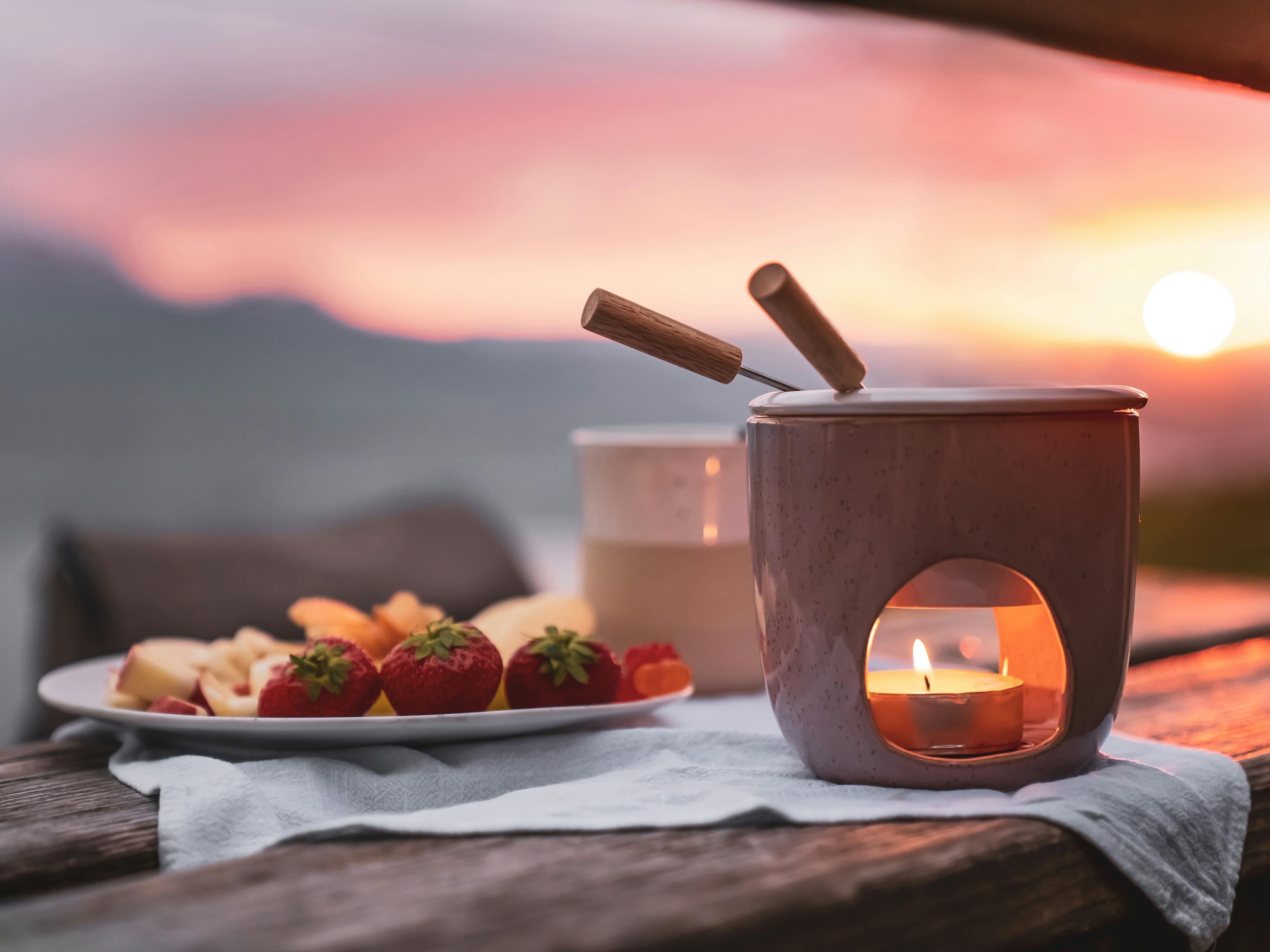 Schokofondue mit frischen Früchten für romantische Momente am Rigi bei Sonnenuntergang.