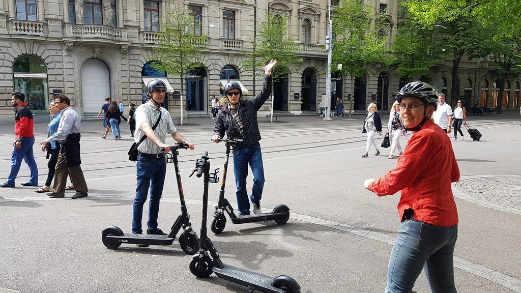 Elsparkcykelrundtur i Zürich, deltagare åker på Elsparkcyklar, Stadskärnan