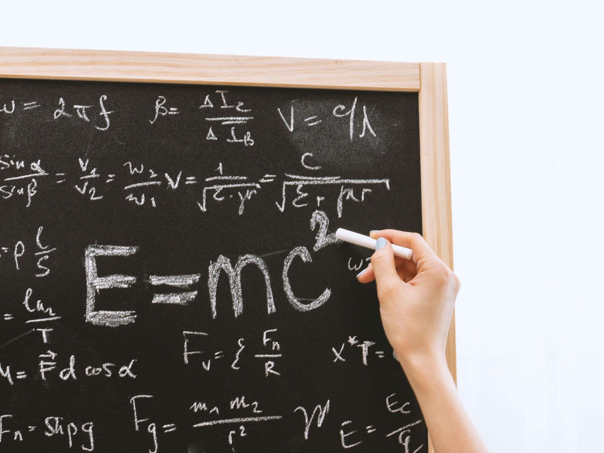 E=mc² 公式、科学、黒板、手