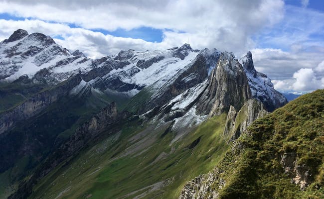 Ebenalp: majestätische Berge und grüne Natur in der Schweiz im Sommer.