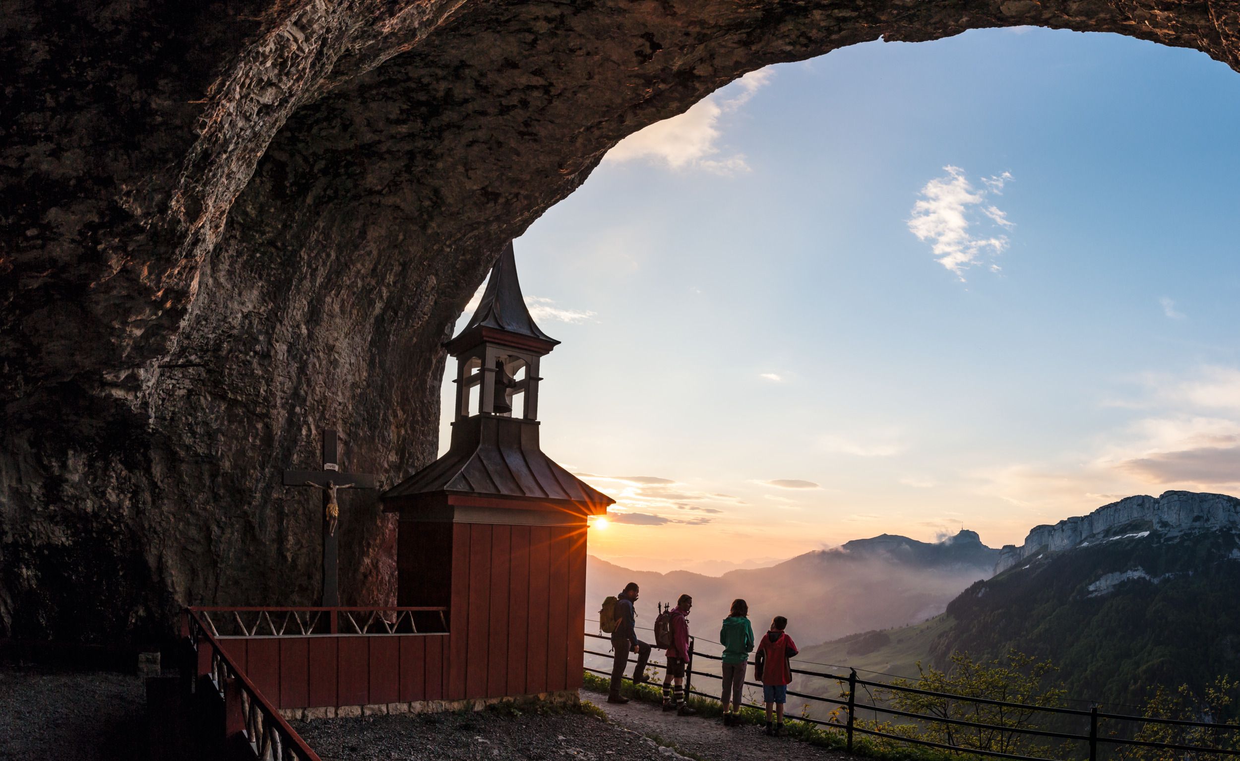 Wildkirchli: fantastisk utsikt över bergen i solnedgången, perfekt för vandringsentusiaster och naturälskare.