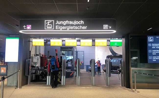Jungfraujoch: Oversigt over Eiger Express-stationen med moderne adgangsramper og bjergsø