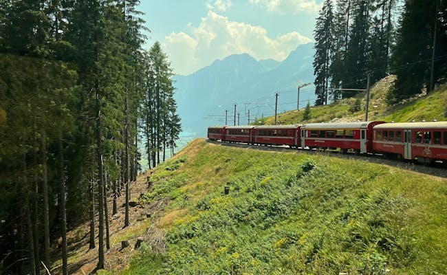 Bernina Express: Beleef een indrukwekkende treinreis door de bergen in het Engadin in de zomer.
