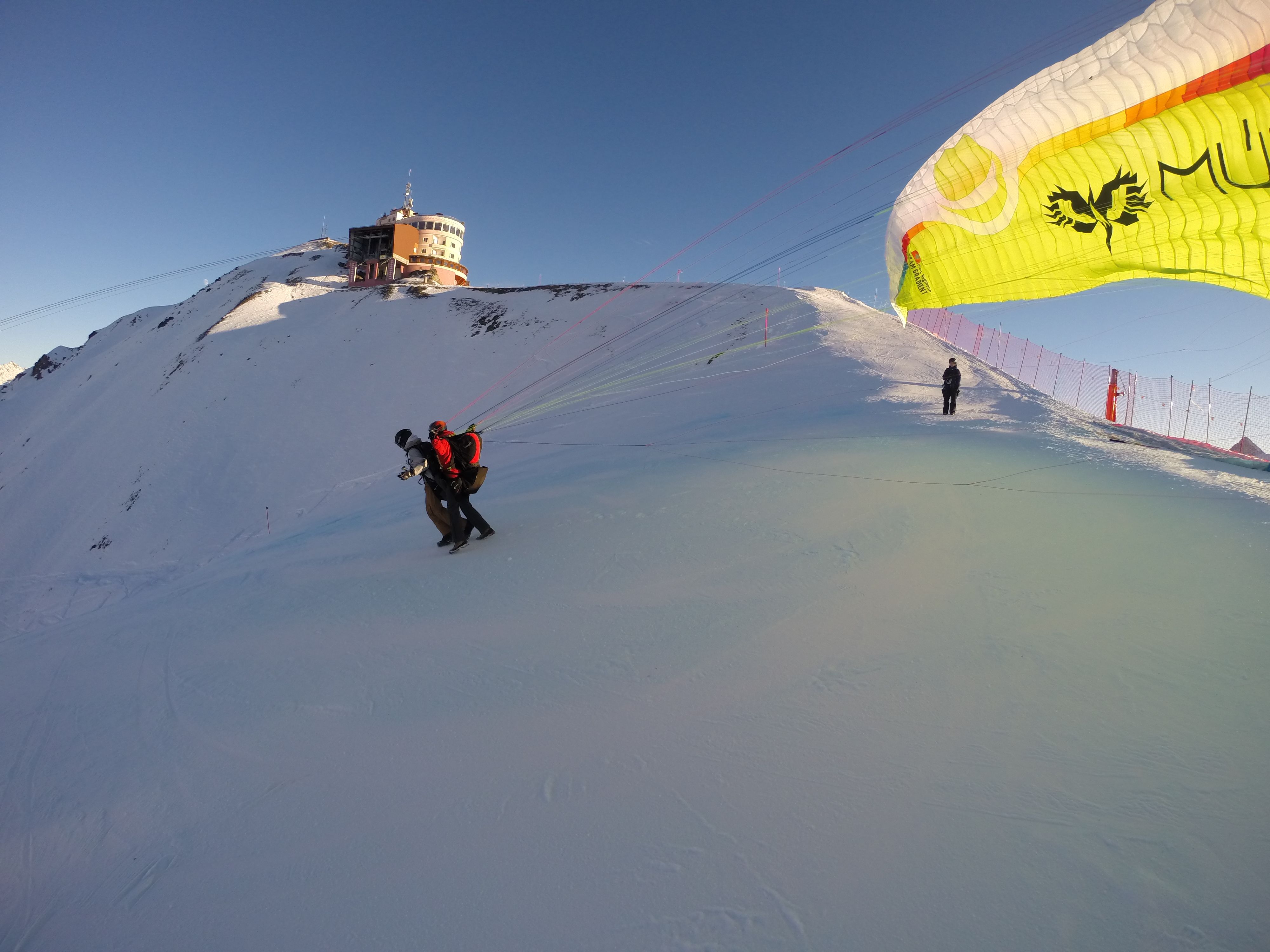 Зимний парапланеризм в Давосе с снежным покрытием и ярким куполом