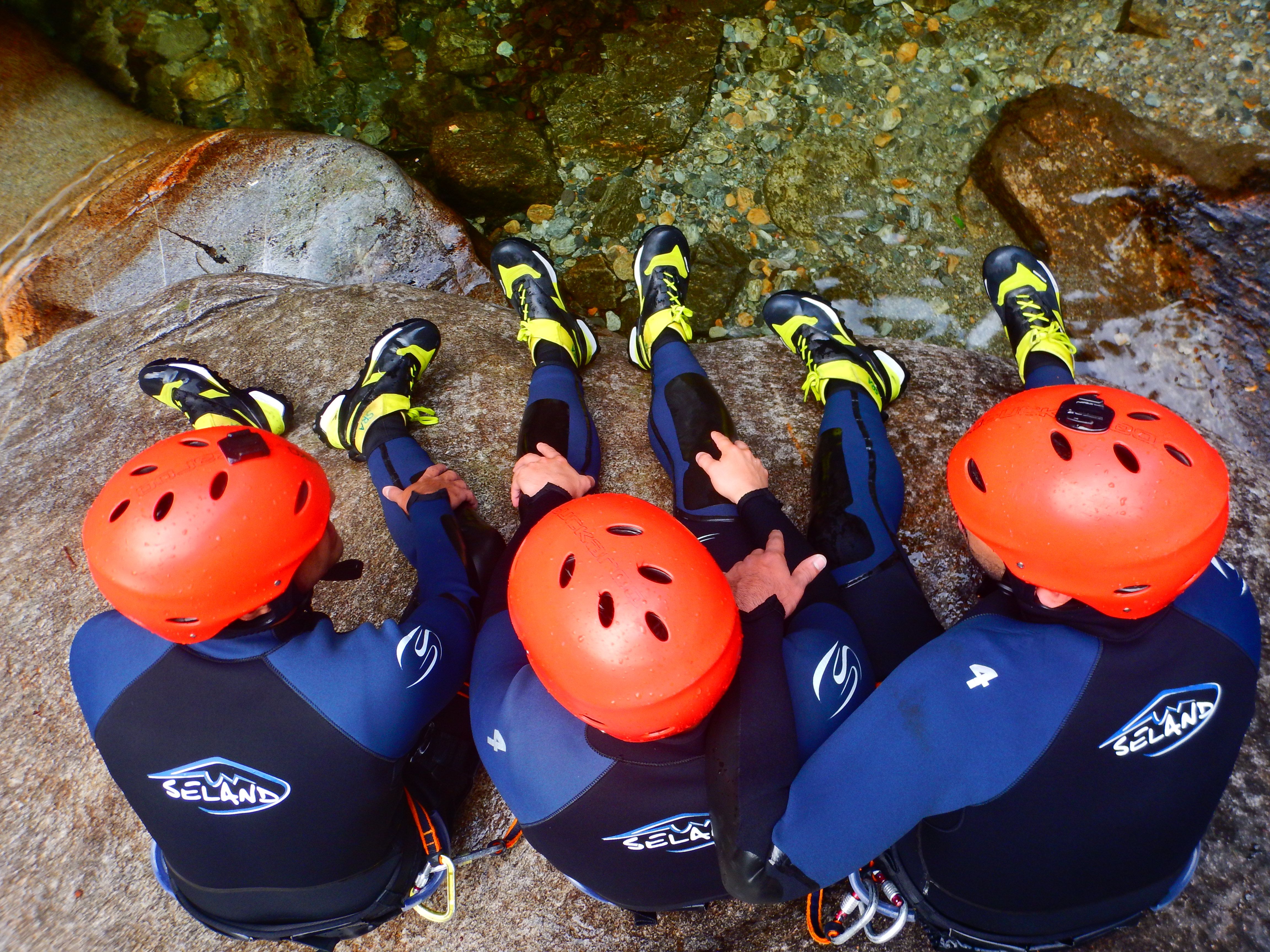 Canyoning im Verzascatal: Erlebe Abenteuer in der Natur mit Freunden und genieße die Umgebung.