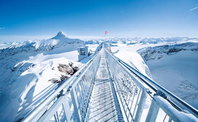 Jalan Glacier 3000 bersama Tissot di atas jembatan bersalju, pemandangan pegunungan.
