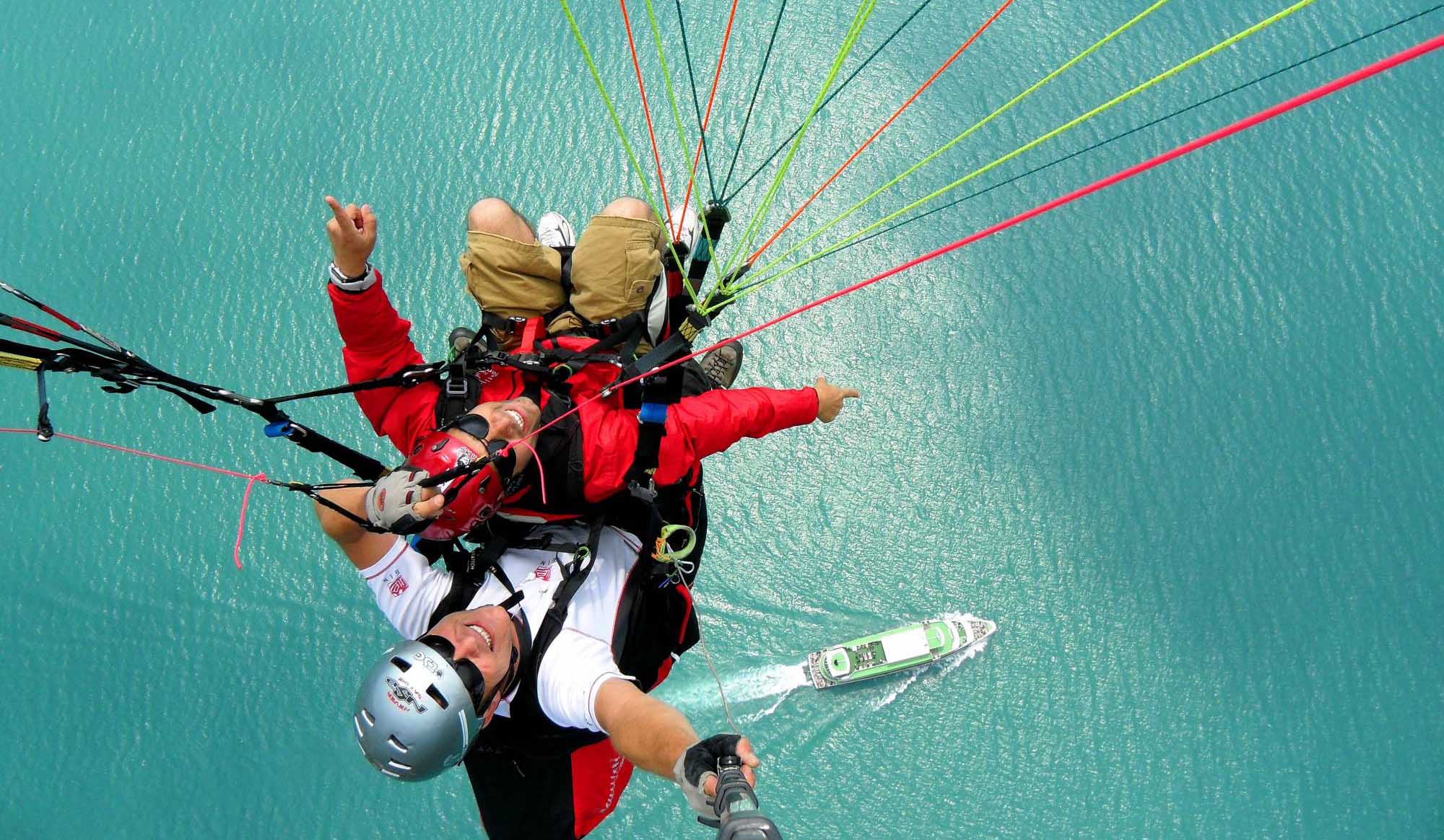 Ακρόαση πτερυγίου πάνω από τη λίμνη Τούνερ με διπλή πτήση