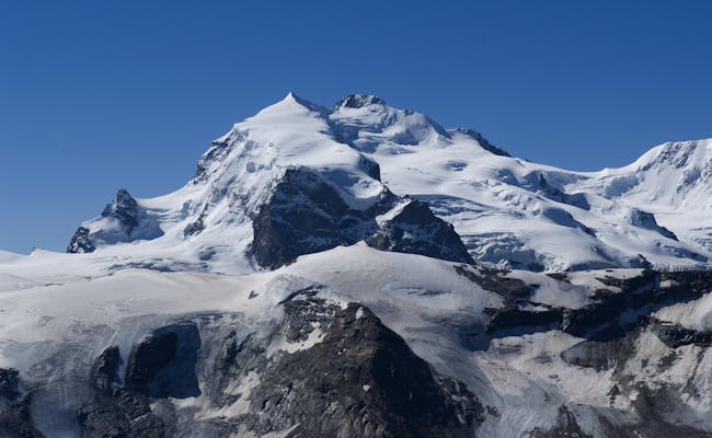 Massif du Monte Rosa : panorama montagneux impressionnant dans les Alpes suisses, idéal pour les randonnées et les excursions en montagne