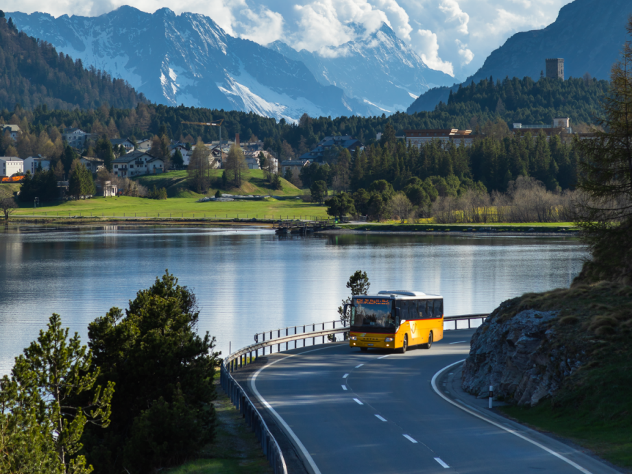 Silsersee: pittoresk landskap med berg och en buss vid stranden längs vägen.